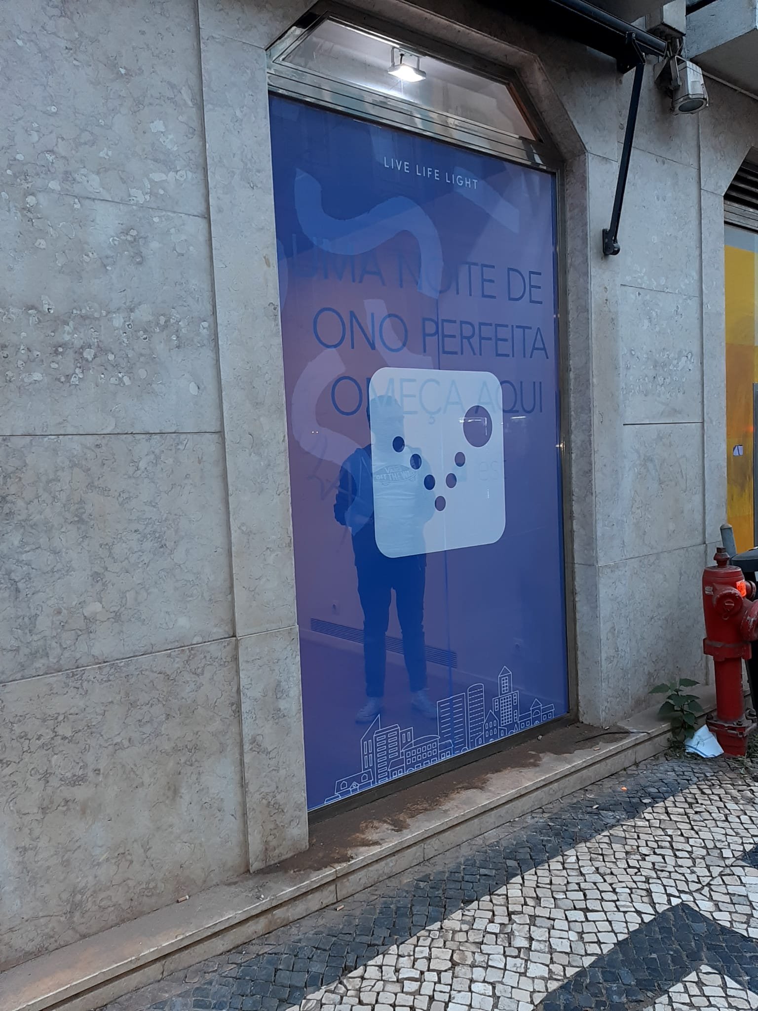 decoração de montra microperfurada em Lisboa