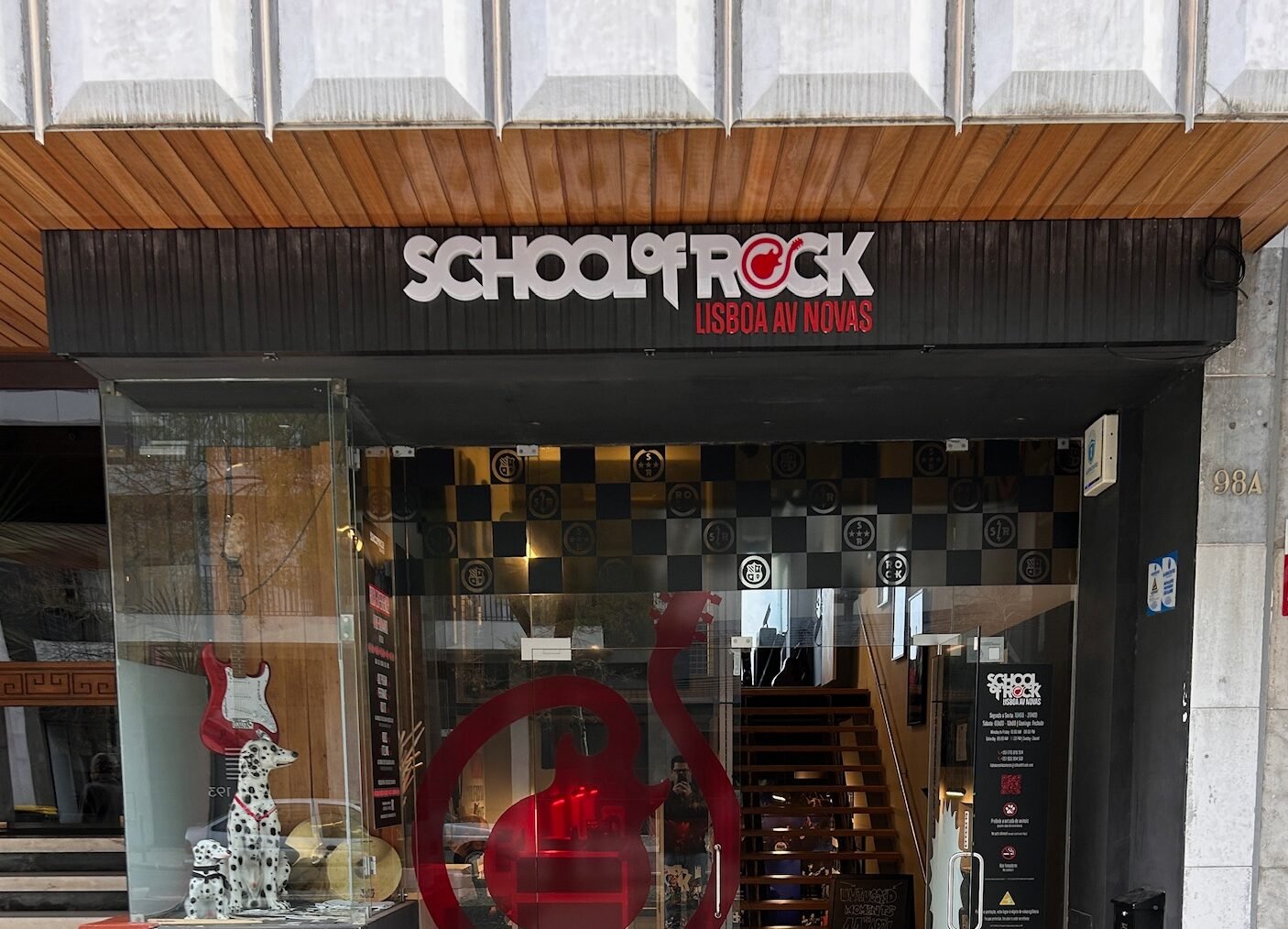 Reclame luminoso School of rock avenidas novas