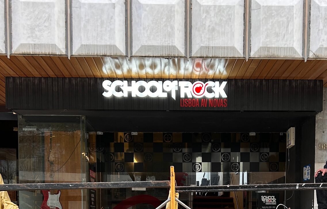 reclame luminoso letras altas school of rock